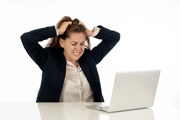 Giovane Bella Donna Affari Che Soffre Stress Lavorando Alla Scrivania — Foto Stock