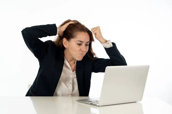 年轻美丽的女商人在办公室电脑桌上工作感到沮丧和疲惫过度工作在商业教育失败和技术概念中不堪重负 — 图库照片