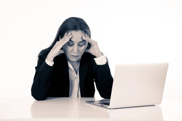 Giovane Bella Donna Affari Che Soffre Stress Lavorando Alla Scrivania — Foto Stock