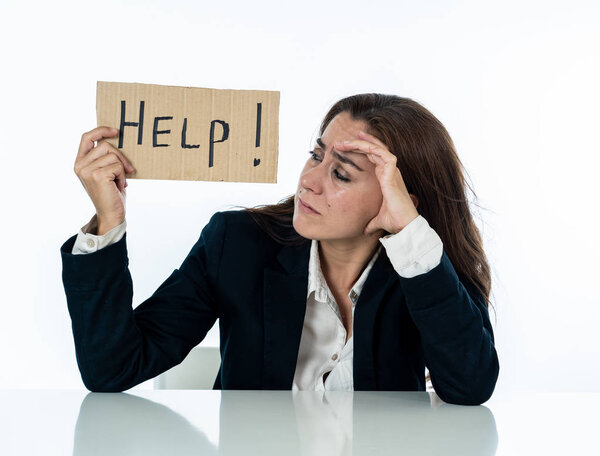 Молодая привлекательная депрессивная латиноамериканская предпринимательница, держащая в руках подпись исчерпанную под давлением и стрессом, изолированную от белого в концепции дискриминации по признаку пола Депрессия и переутомление
.