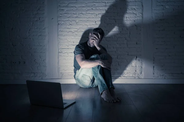 Jovens Gravemente Perturbados Com Laptop Sofrendo Cyberbullying Assédio Sendo Abusados — Fotografia de Stock