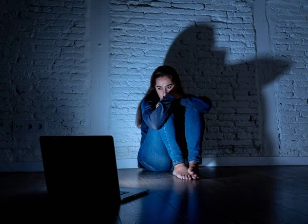 Mulher Triste Assustada Jovem Com Laptop Computador Sofrendo Cyberbullying Assédio — Fotografia de Stock