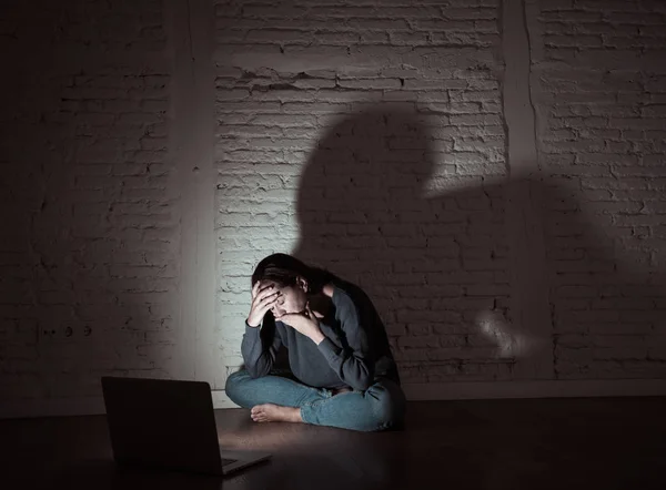 Triste Spaventata Donna Giovane Donna Con Computer Portatile Che Soffre — Foto Stock