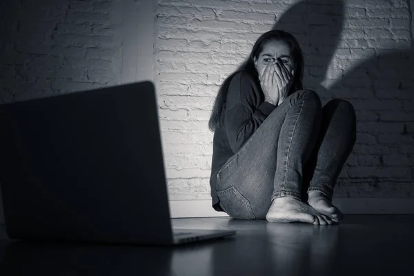 Triste Spaventata Donna Giovane Donna Con Computer Portatile Che Soffre — Foto Stock