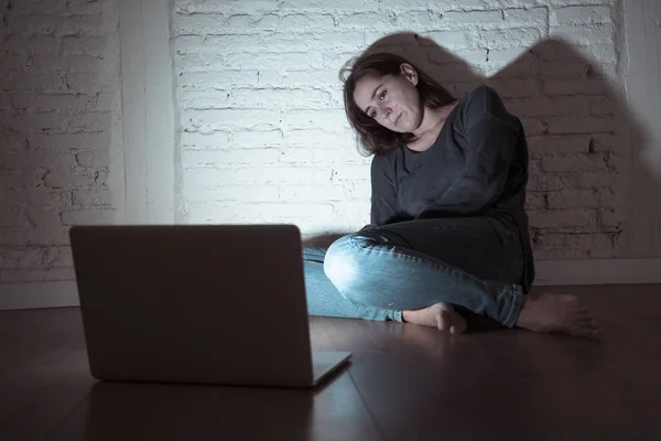 Mujer Triste Asustada Mujer Joven Con Computadora Portátil Que Sufre — Foto de Stock