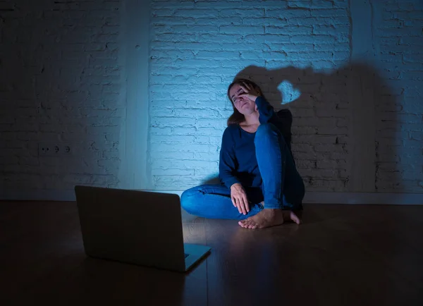 Mujer Triste Asustada Mujer Joven Con Computadora Portátil Que Sufre —  Fotos de Stock