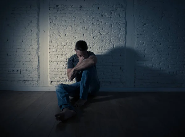Young Verwoest Depressief Man Huilen Triest Gevoel Pijn Lijden Van — Stockfoto
