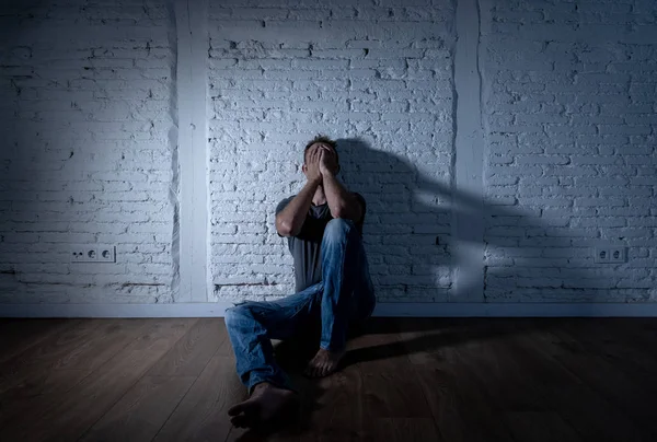 Ung Förkrossad Deprimerad Man Gråter Sad Känsla Ont Lider Depression — Stockfoto