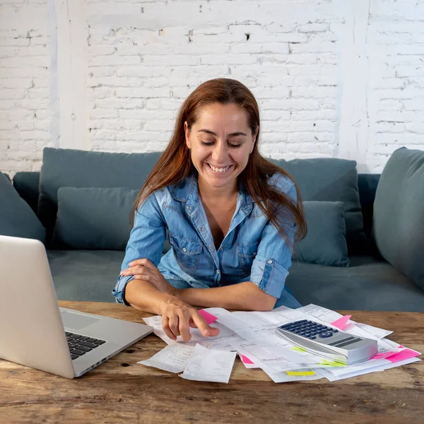 Glücklich Attraktive Hausfrau Unternehmerin Buchhaltung Kosten Berechnet Hypothekensteuern Und Rechnungen — Stockfoto