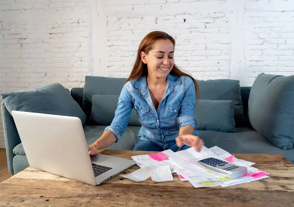 Gelukkig Aantrekkelijke Huisvrouw Ondernemer Vrouw Boekhoudkundige Kosten Kosten Hypotheek Belastingen — Stockfoto