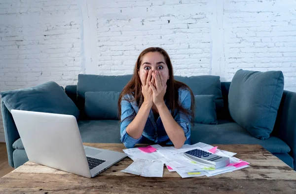 Muhasebe mali dizüstü bilgisayar ve hesap makinası ödeme oturma odasında borçları ve yerli faturaları ve mali sorunlar kavramı içinde duygu genç bekar anne iş kadın portresi vurguladı.