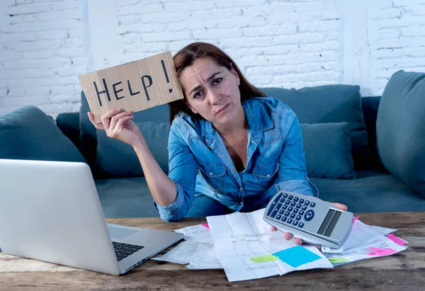 Retrato Una Joven Mujer Negocios Soltera Sintiéndose Estresada Sosteniendo Mensaje — Foto de Stock