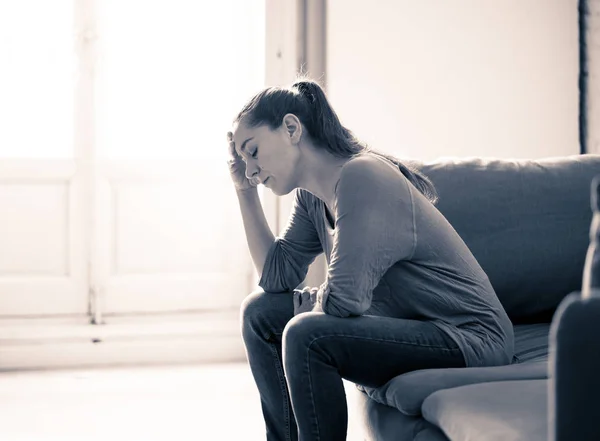 若い魅力的なラテン女性自宅悲しいリビング ルームのソファに横たわっている疲れし 精神衛生 問題感情的な苦痛および失恋概念におけるうつ病の苦しみを心配 — ストック写真