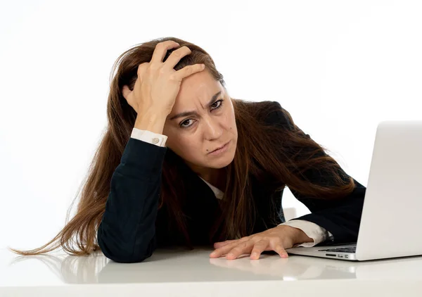 Giovane Bella Donna Affari Che Soffre Stress Lavorando Alla Scrivania Foto Stock