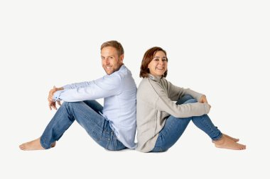 Mutlu çift beyaz arka plan üzerinde düşünme ve planlama zengin gelecek birlikte aşk, satın alma ilk ev, çocuk bebek ve aile finansal refah kavramı kopya alanı ile izole.