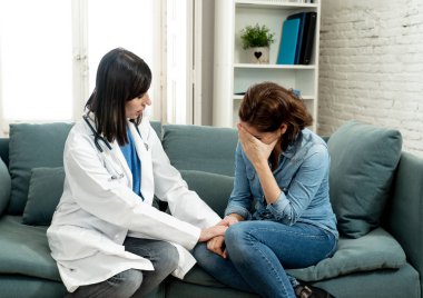 Ağlayan kadın hasta hastane özel ofisinde hastalığı teşhis veya kötü haber sağlık hizmetlerinde destek ve güven kavramı ciddi dinledikten sonra harap oturan kadın doktor rahatlatıcı depresif.