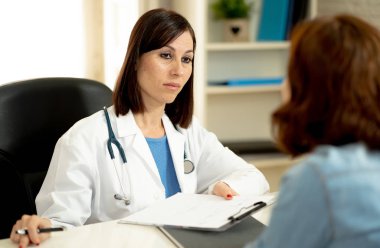 Kadın aile doktor kadın hasta sorunları ve ortaklık, sağlık ve tıbbi tedavi psikiyatri iletişim ve güven kavramı belirtileri dikkatle dinlerken.