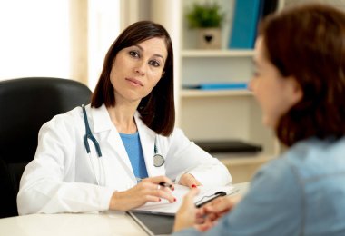 Kadın aile doktor kadın hasta sorunları ve ortaklık, sağlık ve tıbbi tedavi psikiyatri iletişim ve güven kavramı belirtileri dikkatle dinlerken.