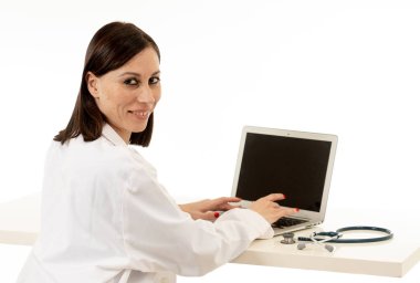 Tedavi ve sağlık tıbbi teknoloji izole tanı beyaz arka plan bilgisayar dizüstü için Internet araştırma ve profesyonel tıbbi ekip üzerinde çalışıyor kadın doktor cerrah bağlandı.