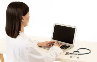 Bilgisayar laptop beyaz arka planda sağlık tıbbi teknoloji sigorta ve online tanı izole klinik Office online tedavi için çalışma çekici kadın doktorun arkadan görünüm.