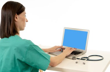 Tedavi ve sağlık tıbbi teknoloji izole tanı beyaz arka plan bilgisayar dizüstü için Internet araştırma ve profesyonel tıbbi ekip üzerinde çalışıyor kadın doktor cerrah bağlandı.