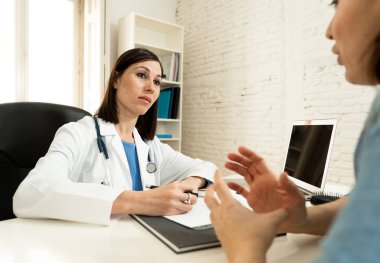 Kadın aile doktor kadın hasta sorunları ve ortaklık, sağlık ve tıbbi tedavi psikiyatri iletişim ve güven kavramı belirtileri dikkatle dinlerken.