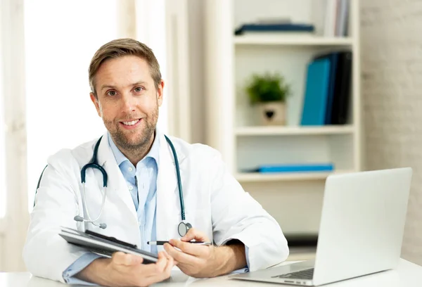 Retrato Médico Caucasiano Feliz Casaco Branco Trabalhando Computador Portátil Papelada — Fotografia de Stock