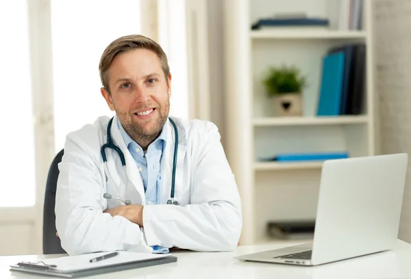 Retrato Médico Caucasiano Feliz Casaco Branco Trabalhando Computador Portátil Papelada — Fotografia de Stock