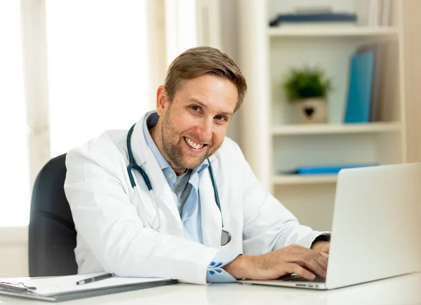 Retrato Médico Caucasiano Feliz Casaco Branco Trabalhando Computador Portátil Papelada — Fotografia de Stock