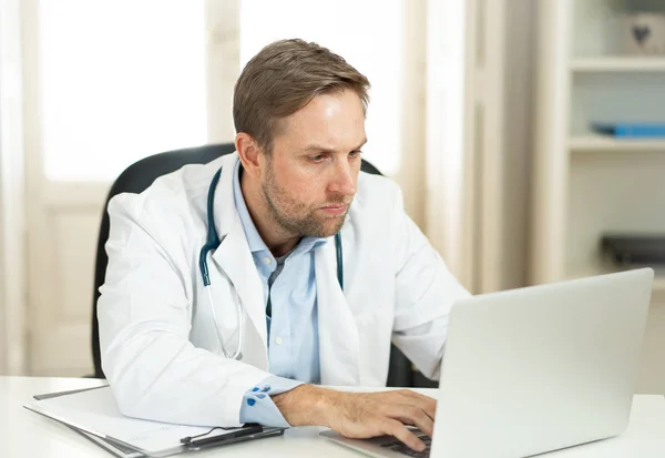 Retrato Médico Atraente Bem Sucedido Casaco Branco Que Trabalha Registros — Fotografia de Stock