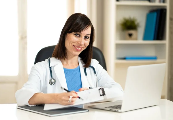 Retrato Mulher Atraente Feliz Médico Trabalhando Papelada Escrevendo Registros Pacientes — Fotografia de Stock