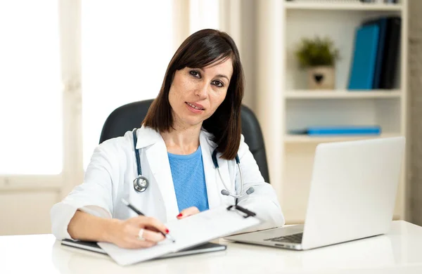 Retrato Mulher Atraente Feliz Médico Trabalhando Papelada Escrevendo Registros Pacientes — Fotografia de Stock