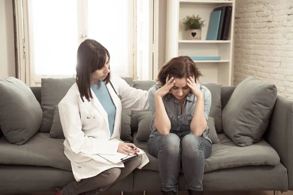 Médica Mulher Reconfortante Choro Deprimido Paciente Sentado Devastado Consultório Privado — Fotografia de Stock