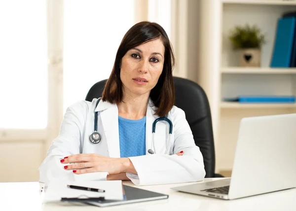 Médico Fêmea Confiante Feliz Com Estetoscópio Trabalhando Laptop Sala Consultório — Fotografia de Stock