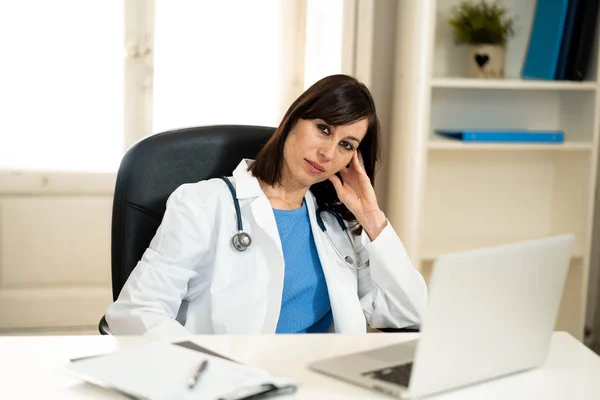 Médico Fêmea Confiante Feliz Com Estetoscópio Trabalhando Laptop Sala Consultório — Fotografia de Stock