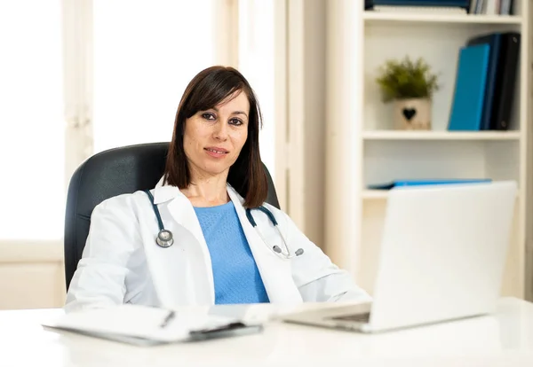 Médico Fêmea Confiante Feliz Com Estetoscópio Trabalhando Laptop Sala Consultório — Fotografia de Stock