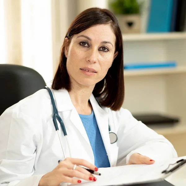 Doğal sağlık başarılı uzmanları ve tıbbi sigorta reklam arayan ile hastane odasında klinik ofis çalışma stetoskop ile başarılı kadın doktor portresi kadar yakın.