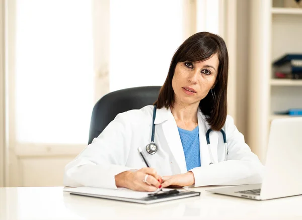 Médica Bem Sucedida Feliz Com Estetoscópio Computador Portátil Trabalhando Sala — Fotografia de Stock