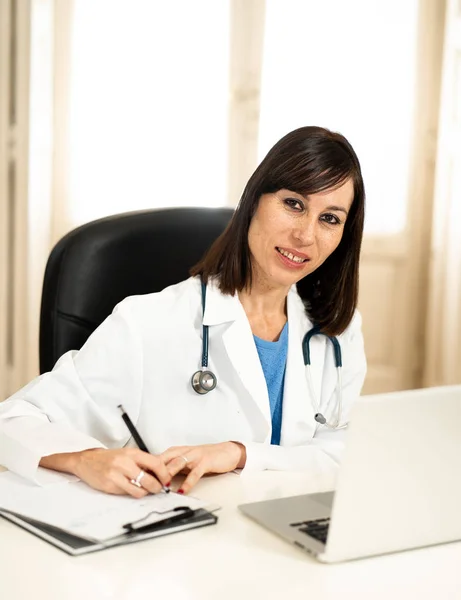 Retrato Mulher Atraente Feliz Médico Casaco Branco Trabalhando Com Computador — Fotografia de Stock