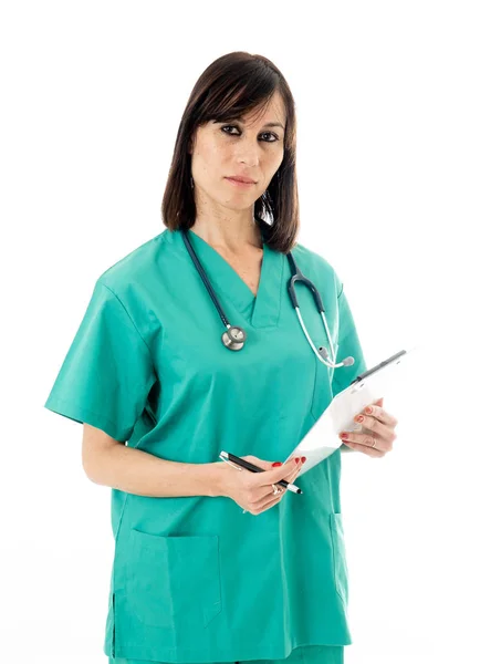 Portrét Závažné Profesionální Lékařka Schránky Stetoskop Zelené Křoviny Izolovaných Bílém — Stock fotografie
