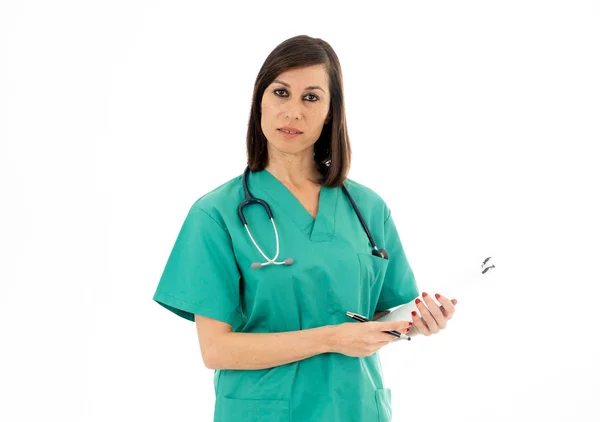 Ritratto Una Seria Dottoressa Professionista Con Appunti Stetoscopio Verde Scrubs — Foto Stock