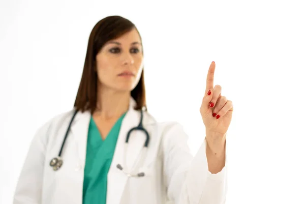 关闭成功的女医生外科医生手触摸虚拟屏幕利用创新技术隔离在白色背景拷贝空间医疗和医疗广告概念 — 图库照片