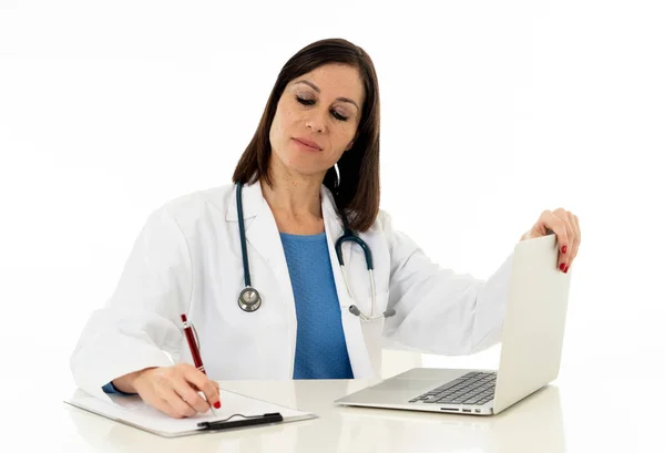 Retrato Médico Mulher Olhando Natural Que Trabalha Com Computador Portátil — Fotografia de Stock