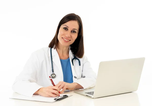 Retrato Médico Mulher Feliz Trabalhando Papelada Escrevendo Registros Pacientes Usando — Fotografia de Stock