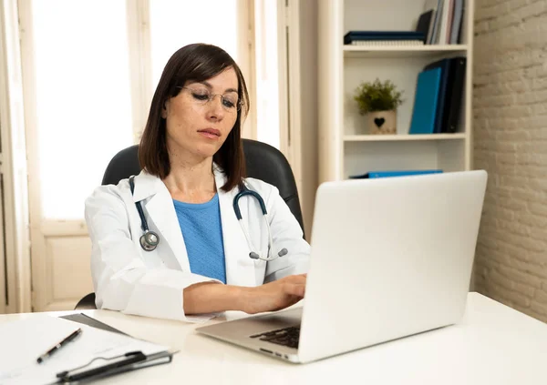 Retrato Mulher Atraente Bem Sucedida Médico Casaco Branco Trabalhando Registros — Fotografia de Stock