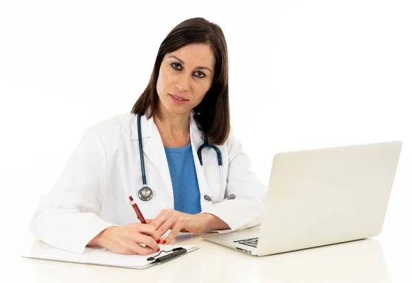 Retrato Médico Mulher Olhando Natural Que Trabalha Com Computador Portátil — Fotografia de Stock