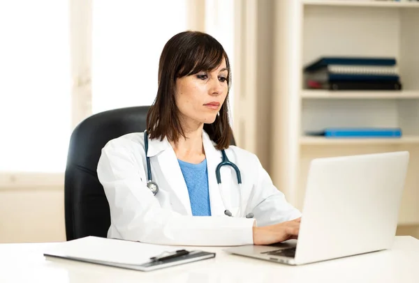 Retrato Mulher Atraente Bem Sucedida Médico Casaco Branco Trabalhando Registros — Fotografia de Stock