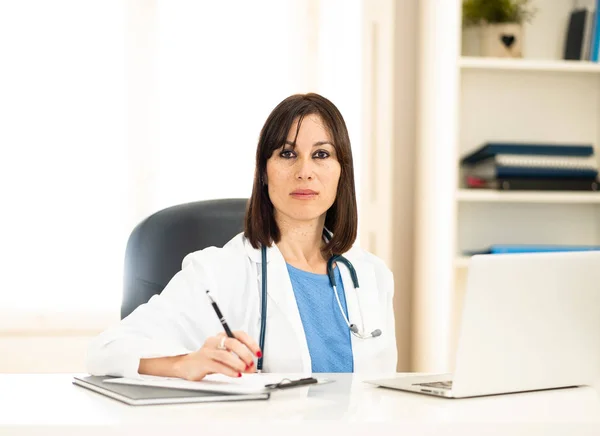 Retrato Sorrir Médico Feminino Trabalhando Laptop Sala Consultório Clínica Hospital — Fotografia de Stock