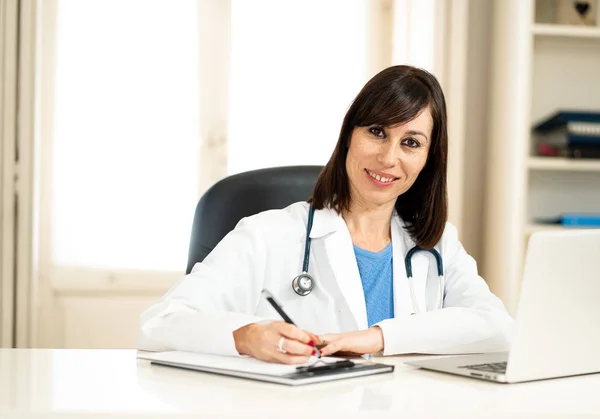 Retrato Mulher Atraente Feliz Médico Casaco Branco Trabalhando Com Computador — Fotografia de Stock