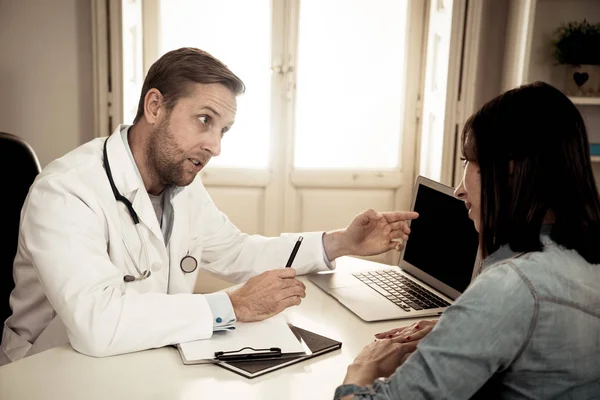 Profesjonalny Lekarz Wdzięczny Szczęśliwy Pacjentki Konsultacji Spotkanie Wyjaśniające Informacje Diagnostyczne — Zdjęcie stockowe
